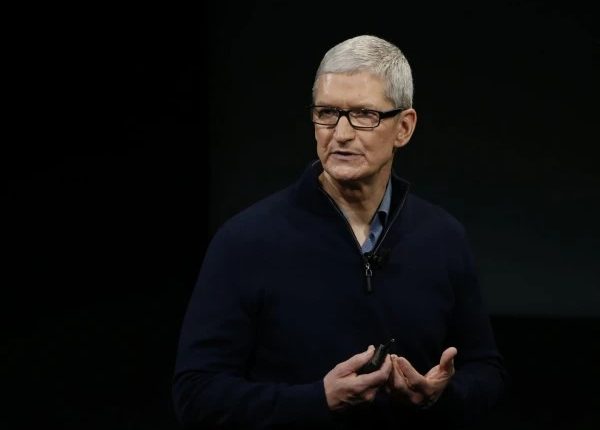 ایپل کے سی ای او آئی فون کے بنیادی فیچر سے لاعلم نکلے