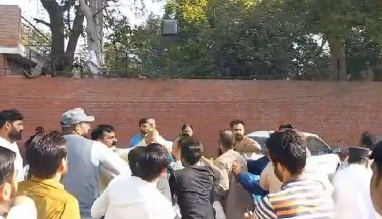 پیشی پر آئے پی ٹی آئی کارکن گتھم گتھا، عمر ایوب تماشائی بنے رہے