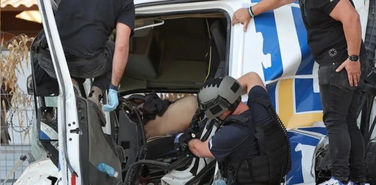 ٹرک نے اسرائیلی فوجیوں کی بس کو خوفناک ٹرک مار دی