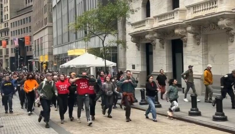 نیویارک اسٹاک ایکسچینج پر فلسطین کی حمایت میں مظاہرہ، 200 گرفتار
