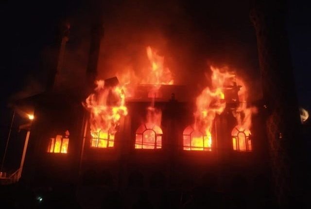 مقبوضہ کشمیر؛ خوفناک آگ میں مسجد اور 90 سے زائد گھر نذرِآتش