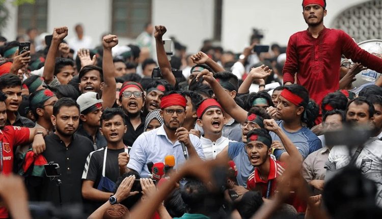 بنگلہ دیشی طلبہ سپریم کورٹ کے احاطے میں داخل، عوامی لیگ کے حامی ججز سے استعفیٰ کا مطالبہ