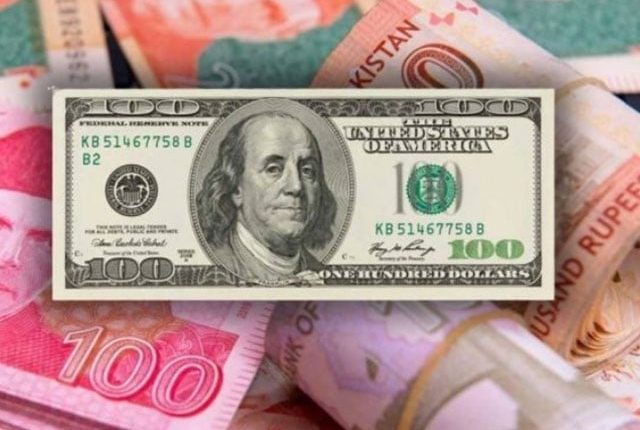 انٹربینک میں ڈالر کی قدر تنزلی کا شکار، اوپن مارکیٹ میں ریٹ بڑھ گئے