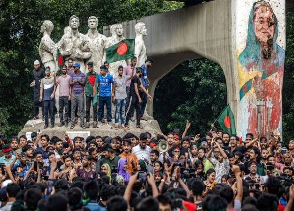 بنگلادیش؛ عبوری حکومت نے شیخ حسینہ کی جماعت کے طلبا ونگ پر پابندی لگا دی