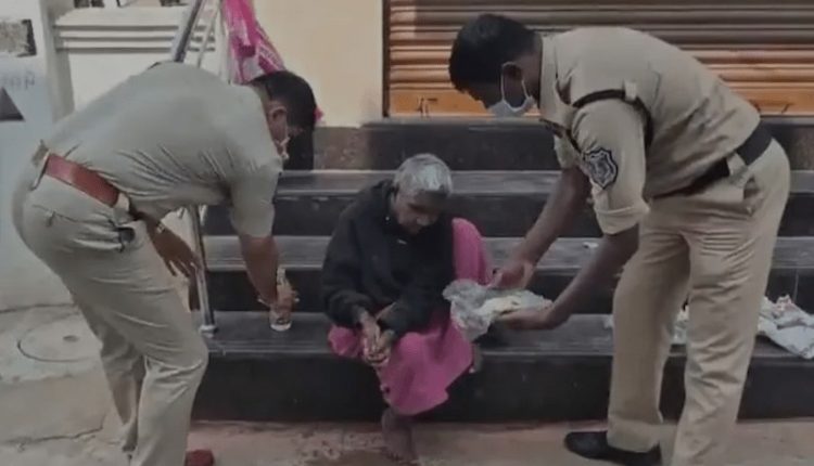 بینائی سے محروم معمر جوڑے نے گھر میں بیٹے کی لاش کے ساتھ بے خبری میں چار روز گزار دیے