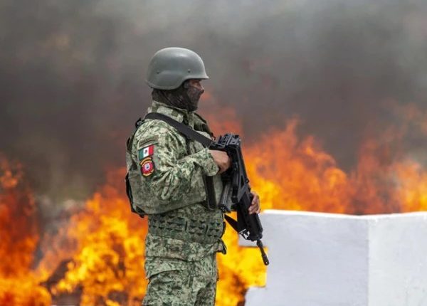 میکسیکو میں پولیس مقابلہ؛ 19 منشیات فروش ہلاک اور سرغنہ گرفتار 