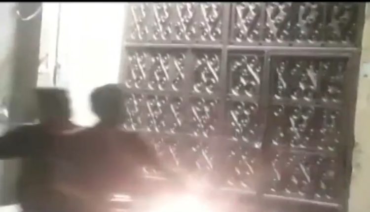 حافظ آباد: پولیس اور انتظامیہ کی کارروائی، پی ٹی آئی سیکرٹریٹ پر تالہ لگادیا