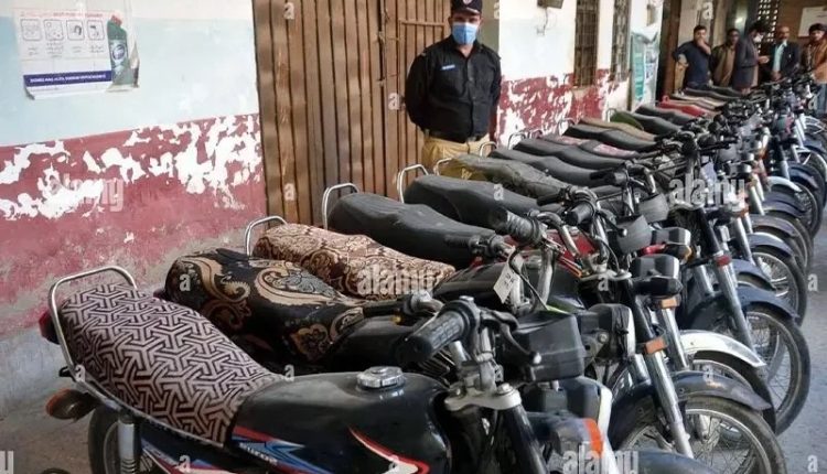 بھاٹی گیٹ پولیس کا موٹر سائیکل چوری کرنے والے بچوں کے ساتھ احسن اقدام