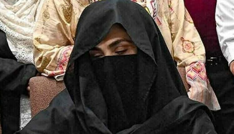 رہائی کے بعد بشریٰ بی بی کی پشاور میں پارٹی آفیشل سے اہم ملاقاتیں