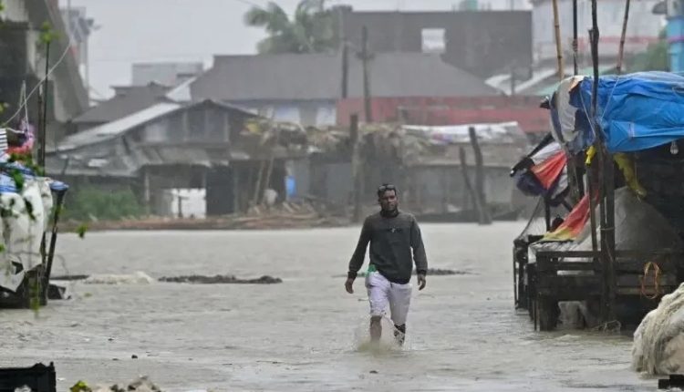 سمندری طوفان ڈانا بھارتی ریاست اڈیشہ کے ساحل سے ٹکراگیا