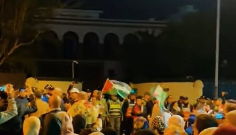 مراکش: فرانسیسی قونصل خانے کے سامنے مظاہرہ، فلسطینی مزاحمت کے بارے میں میکرون کے بیان کی مذمت